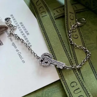 Pulsera de cadena Gucci con filigrana de clave ornamentada en tono plateado