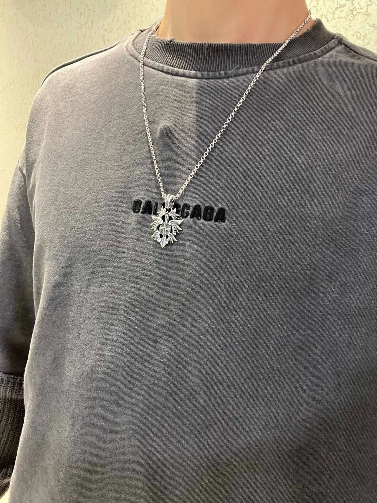 Gucci Ornate Silver-Tone Cross Motif Necklace 2