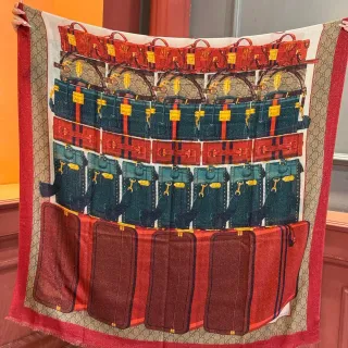 Gucci लाल সবুজ মুদ্রিত স্যুটকেস মোটিফ GG মোনোগ্রাম বর্ডার সিল্ক স্কার্ফ