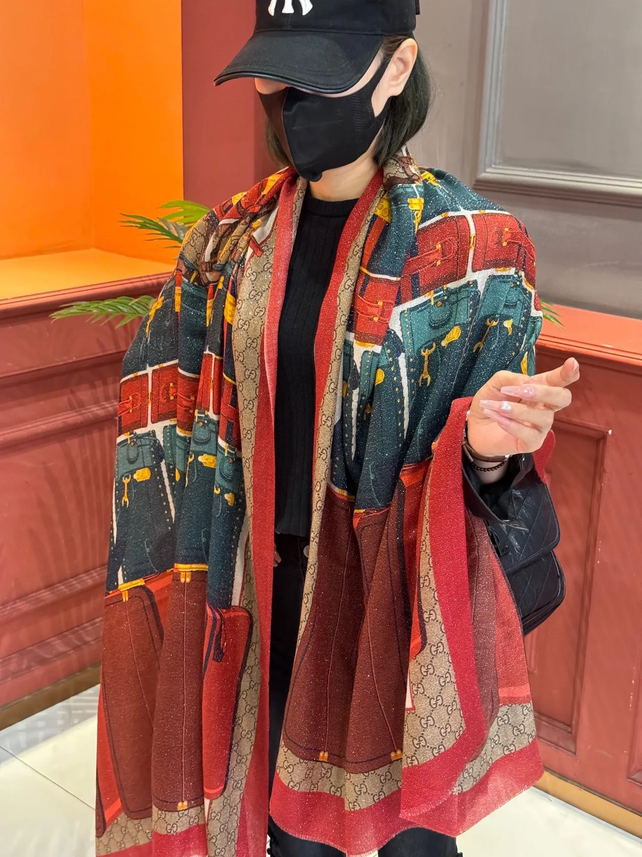 Gucci Écharpe de Soie Motif de Valise Imprimé Rouge Vert Borde Monogramme GG 2