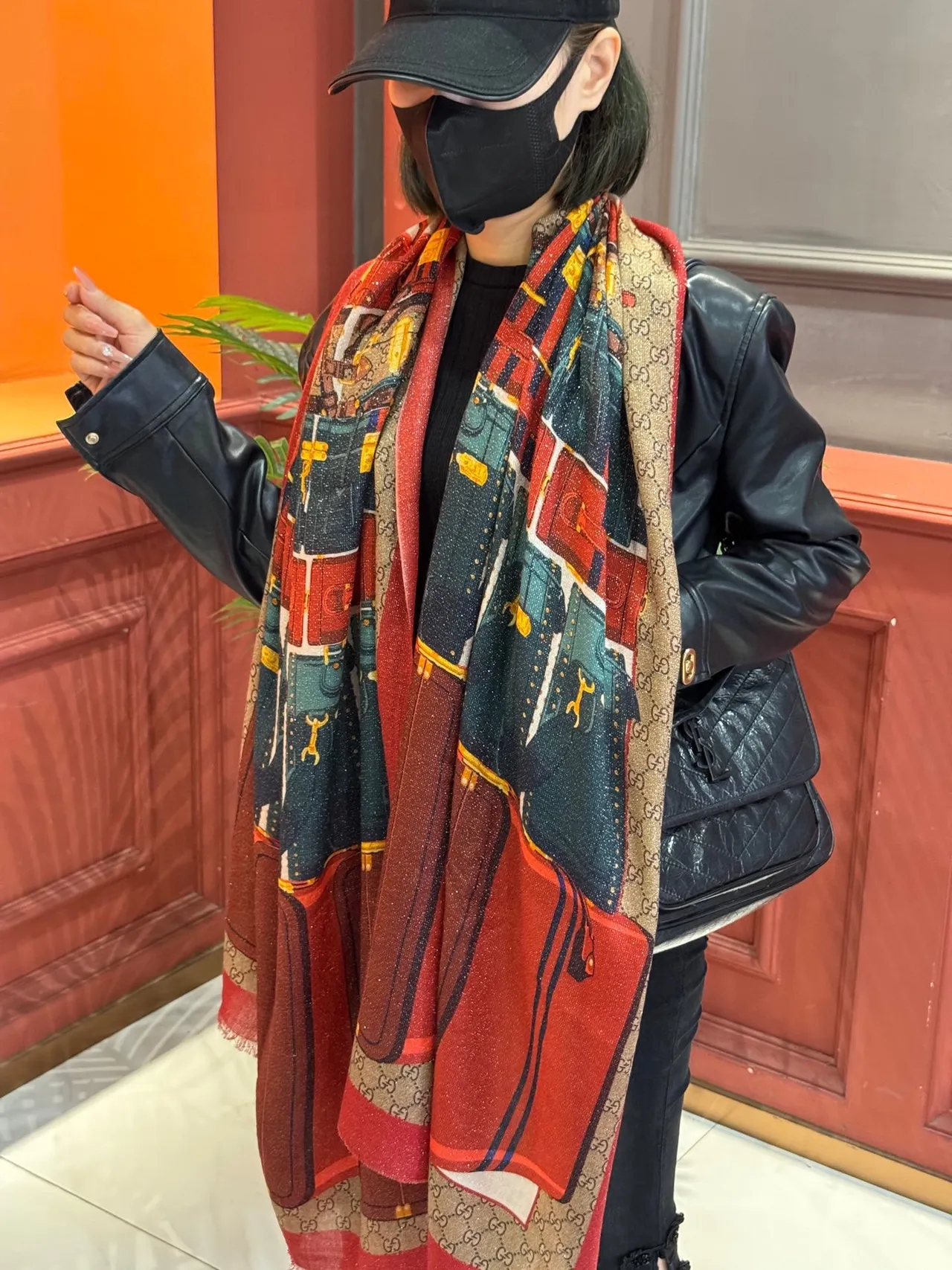 Gucci Écharpe de Soie Motif de Valise Imprimé Rouge Vert Borde Monogramme GG 3