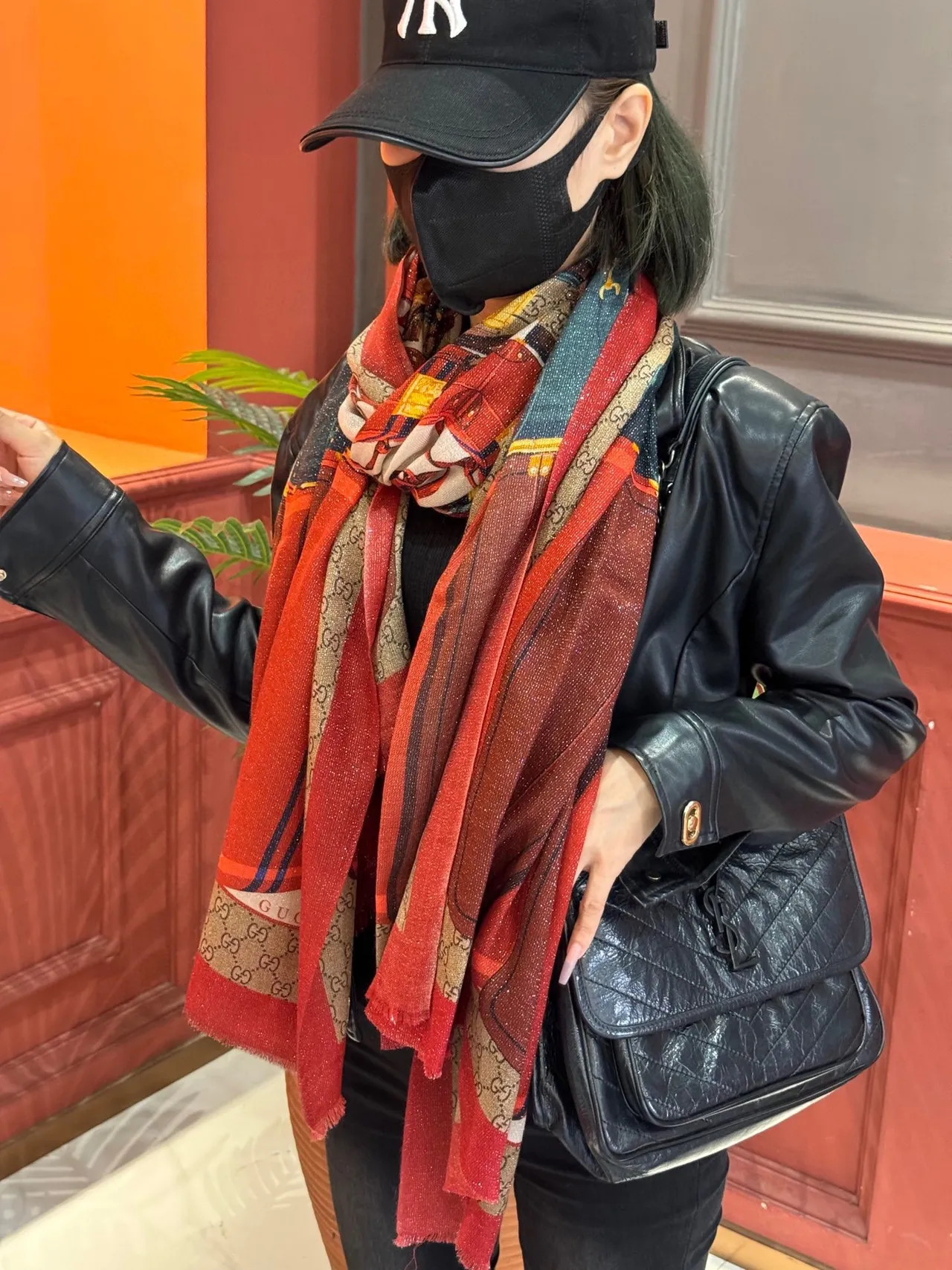 Gucci Écharpe de Soie Motif de Valise Imprimé Rouge Vert Borde Monogramme GG 4