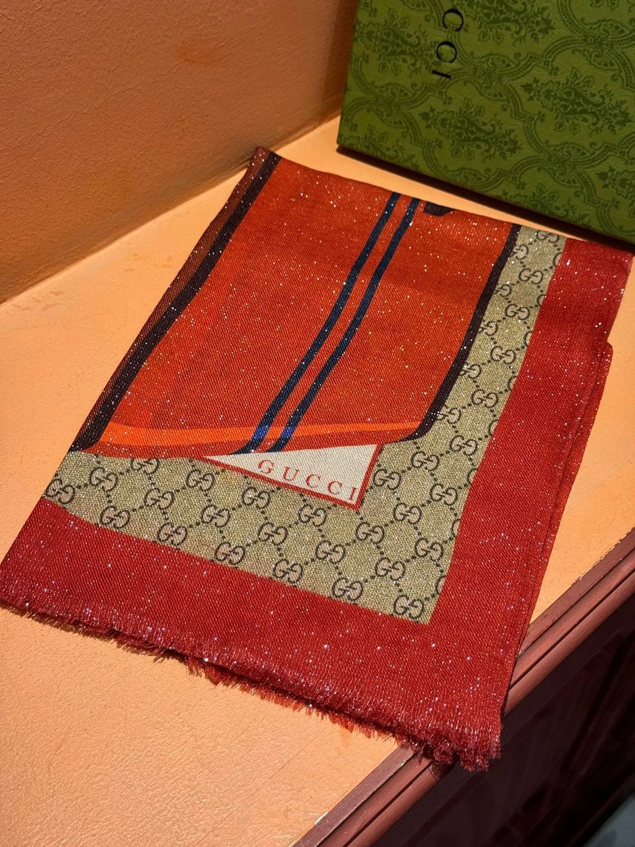 Gucci Écharpe de Soie Motif de Valise Imprimé Rouge Vert Borde Monogramme GG 6