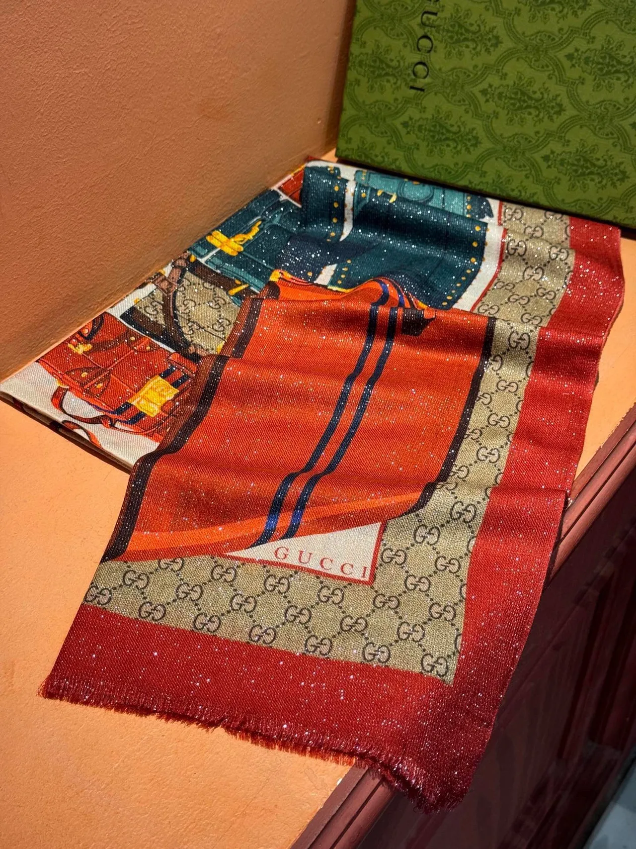 Gucci Écharpe de Soie Motif de Valise Imprimé Rouge Vert Borde Monogramme GG 7