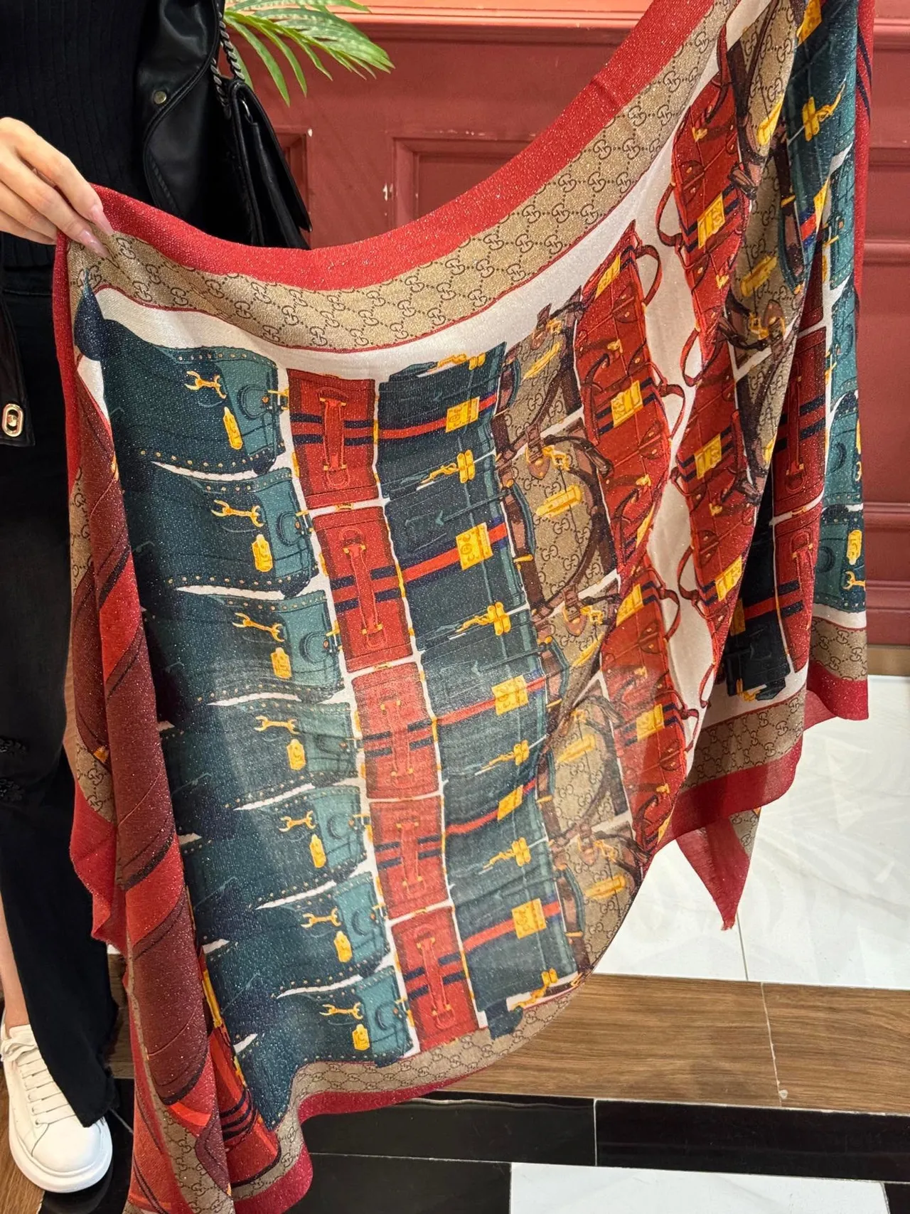 Gucci Écharpe de Soie Motif de Valise Imprimé Rouge Vert Borde Monogramme GG 9