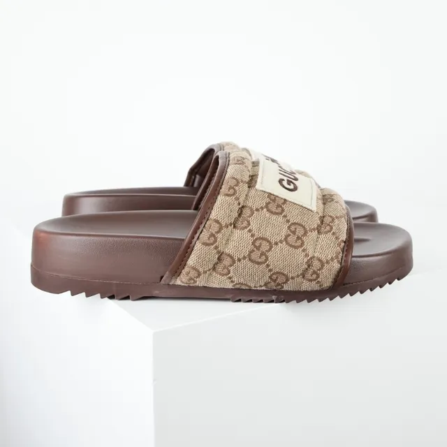 Gucci Screener বেইজ এবং বাদামি GG Supreme Canvas স্লিপার্স 3
