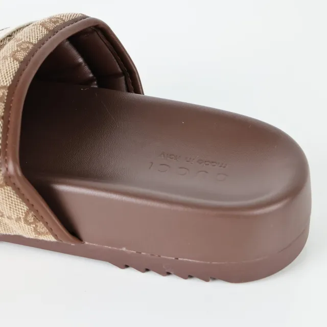 Gucci Screener বেইজ এবং বাদামি GG Supreme Canvas স্লিপার্স 4
