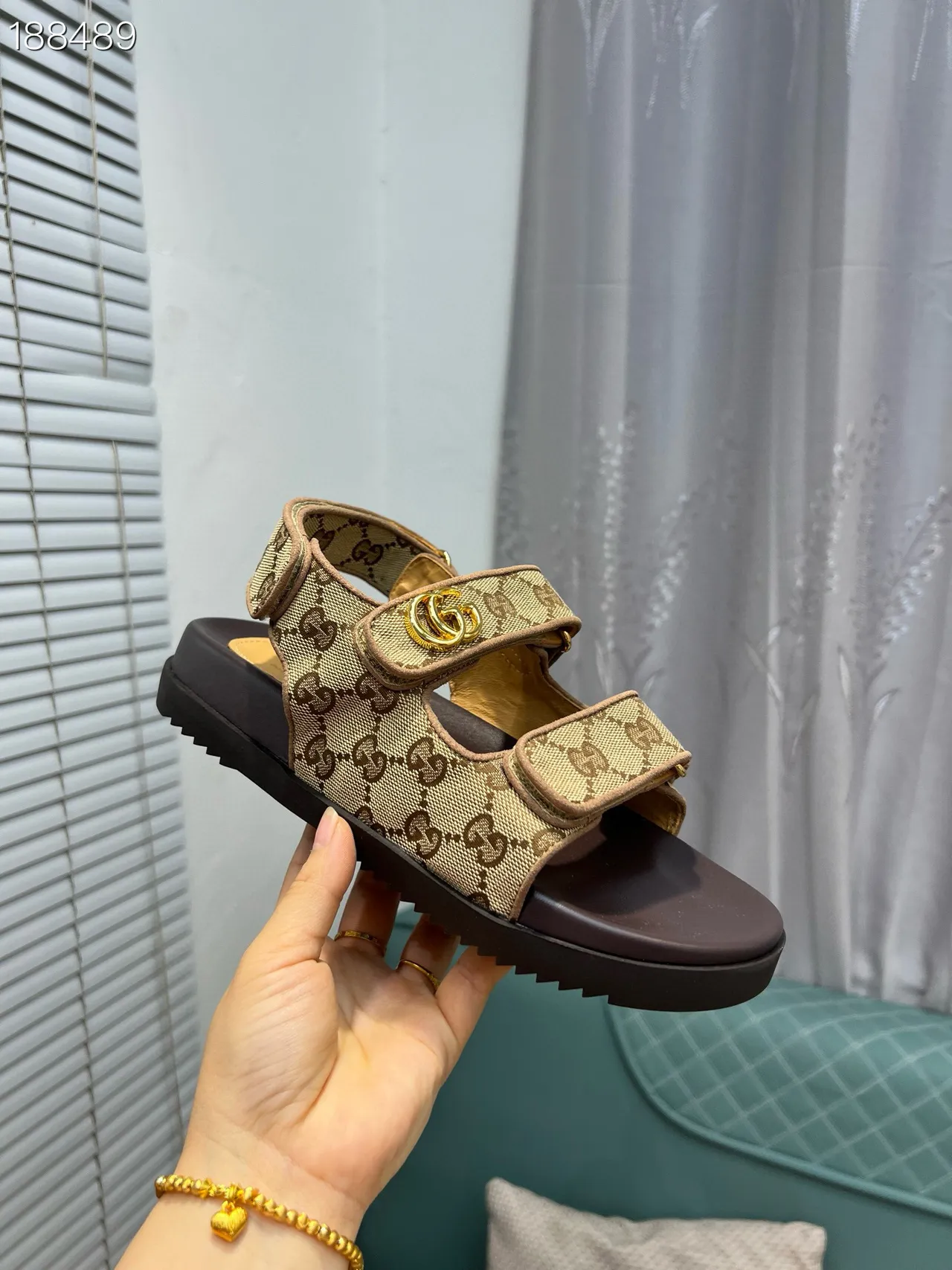 Sandalias casuales Gucci Screener beige GG Monogram lona y cuero marrón 8