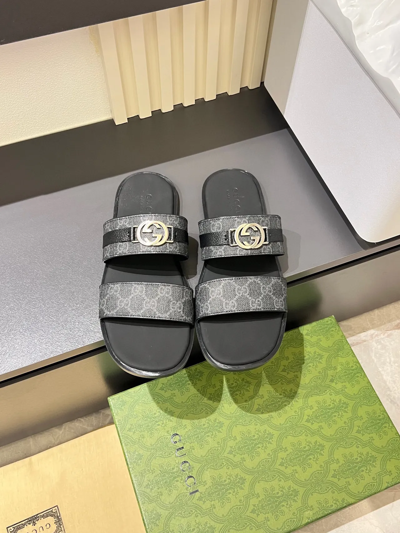 Gucci Screener GG Monogram Black Gray Pantuflas 2