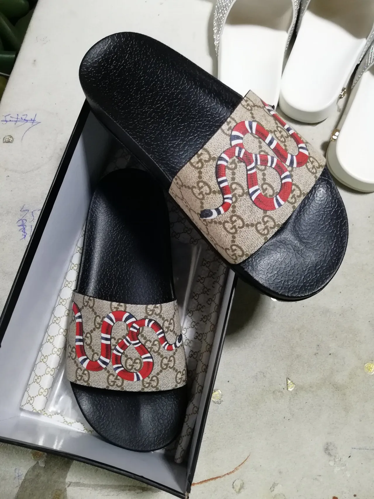 Gucci Screener Kingsnake Print Beige Noir Pantoufles 5