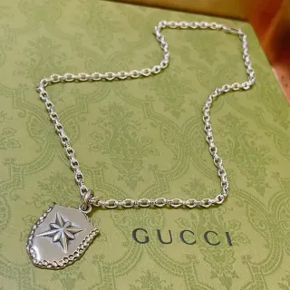 Gucci Shield Compass Rose قلادة