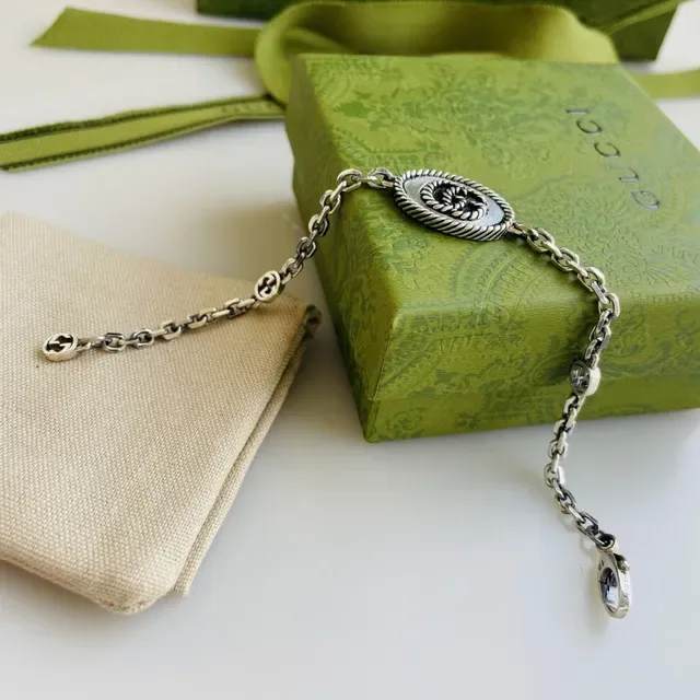 Gucci Silver-Toned Oval Rope-Edge Knot Medallion Bracelet 5