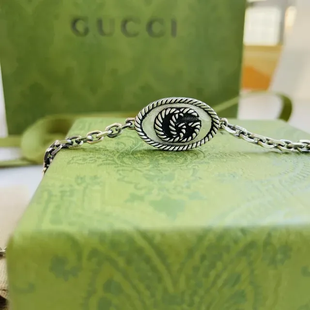 Gucci Silver-Toned Oval Rope-Edge Knot Medallion Bracelet 6