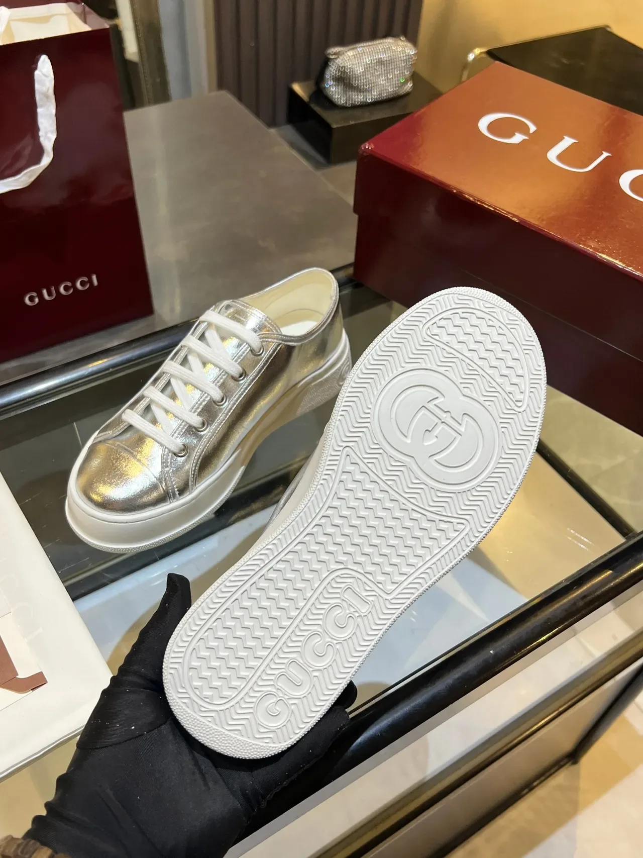 Gucci Sneakers Plataforma Cuero Plata Blanco Metálico Lifestyle 2
