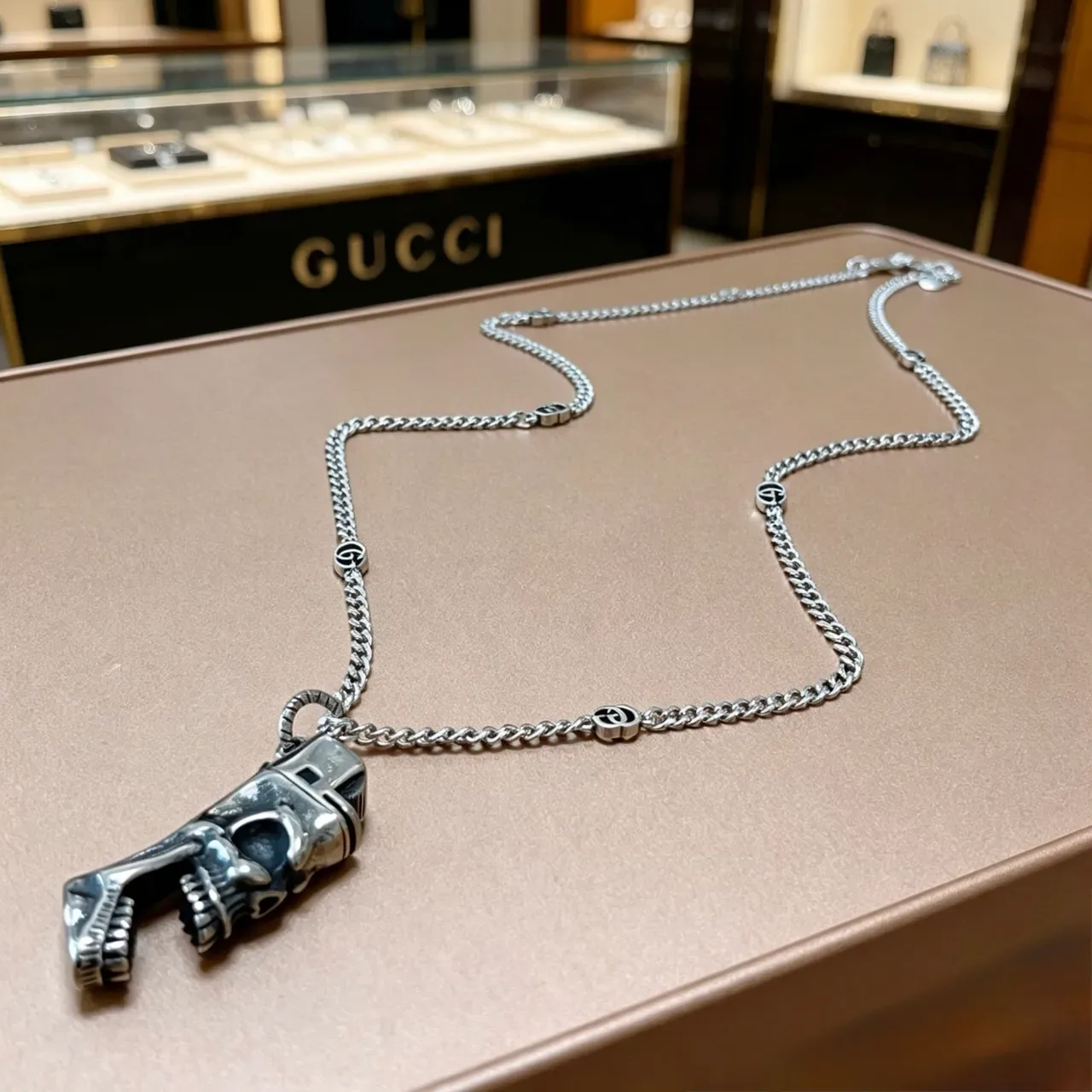 Collier Gucci Pendentif Crâne et Pistolet Chaîne Argent 2