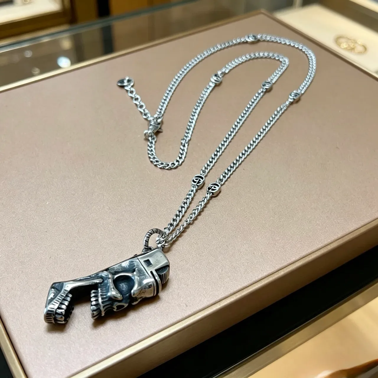 Collier Gucci Pendentif Crâne et Pistolet Chaîne Argent 4