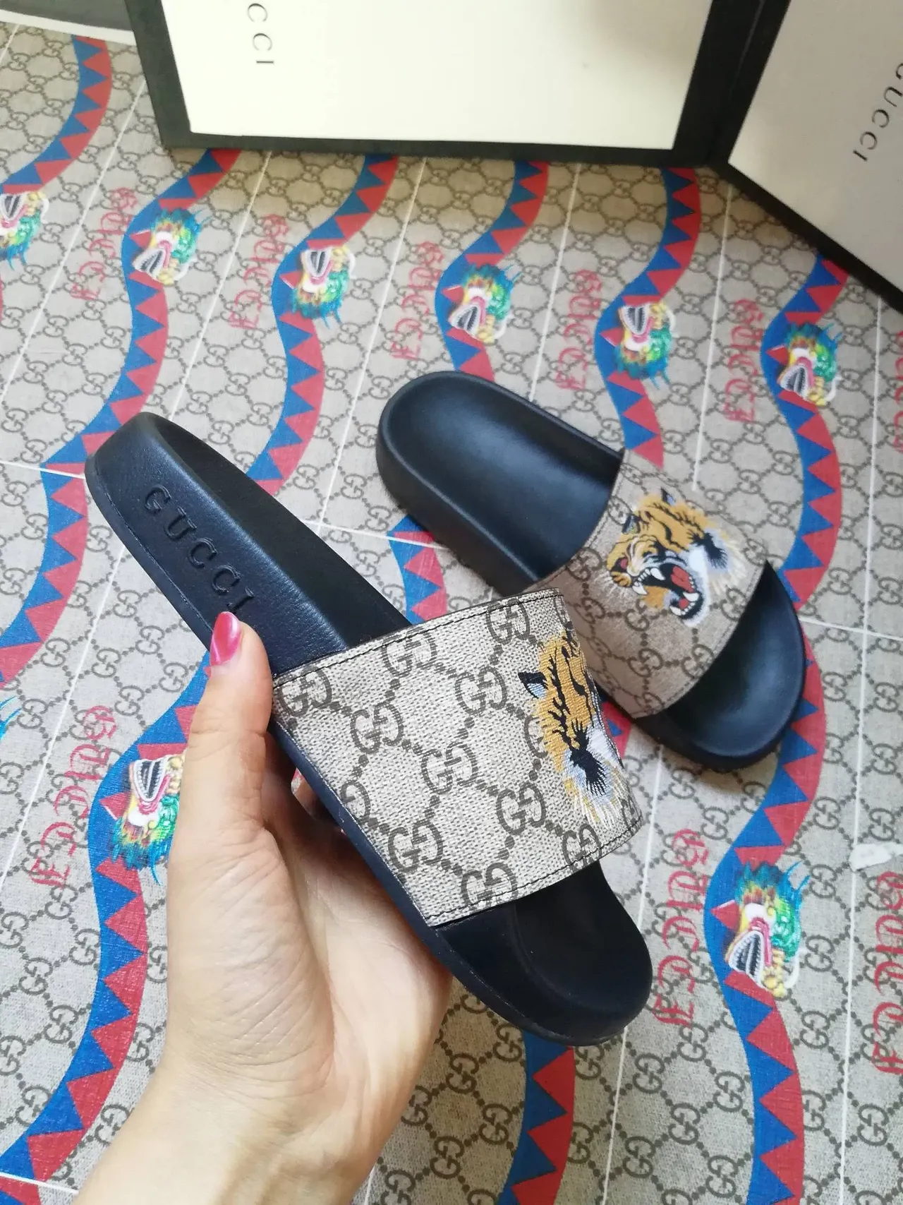 Gucci Tiger Slide काला बहुरंगी सिलाई पैटर्न GG Monogram कैनवास पट्टी चप्पल 3