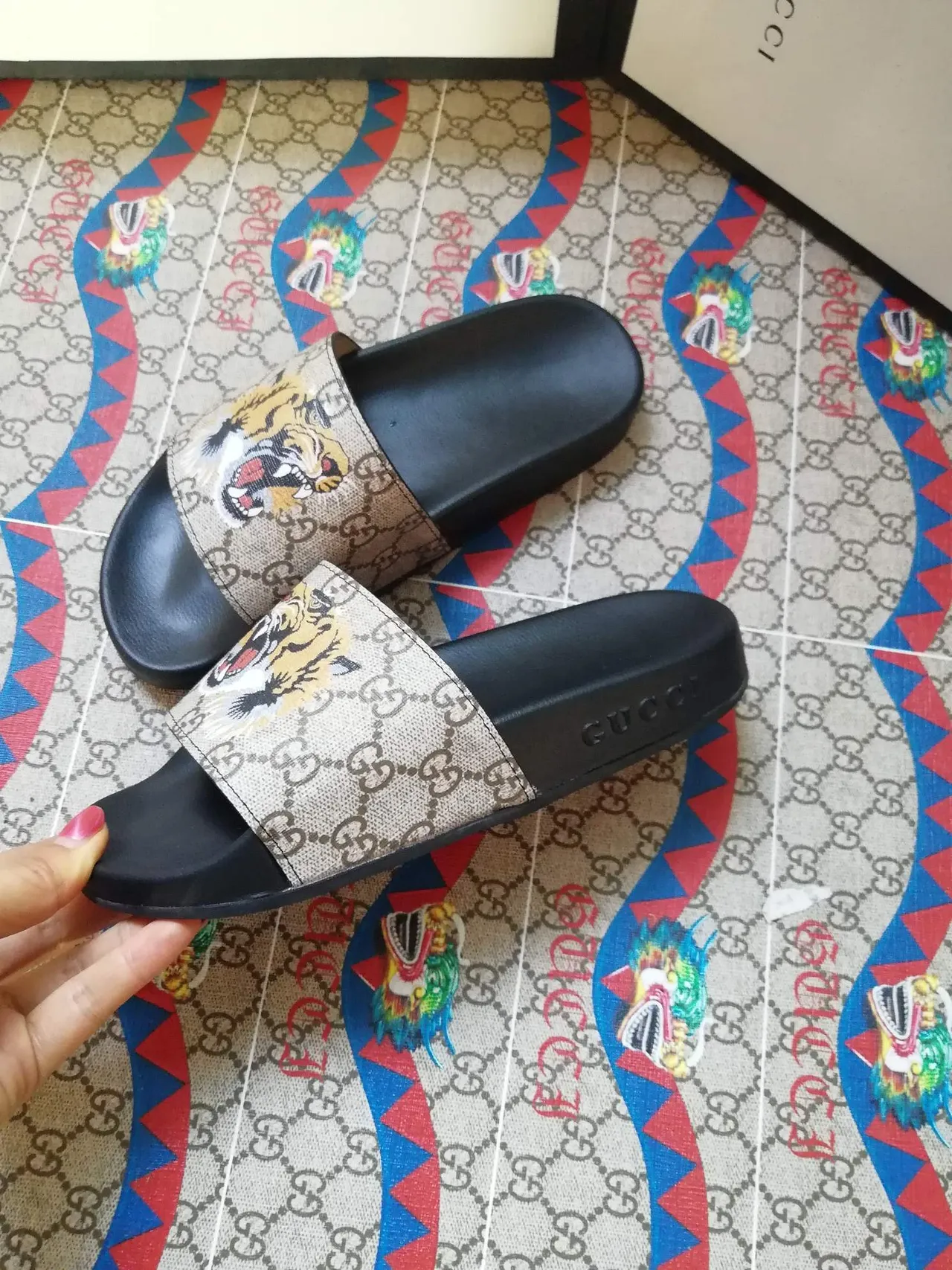 Gucci Tiger Slide काला बहुरंगी सिलाई पैटर्न GG Monogram कैनवास पट्टी चप्पल 5