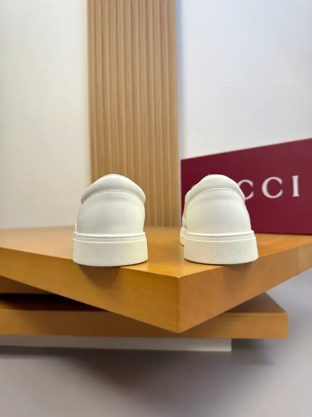 Gucci Tênis Lifestyle Slip-On Branco com Monograma GG Embossado 3