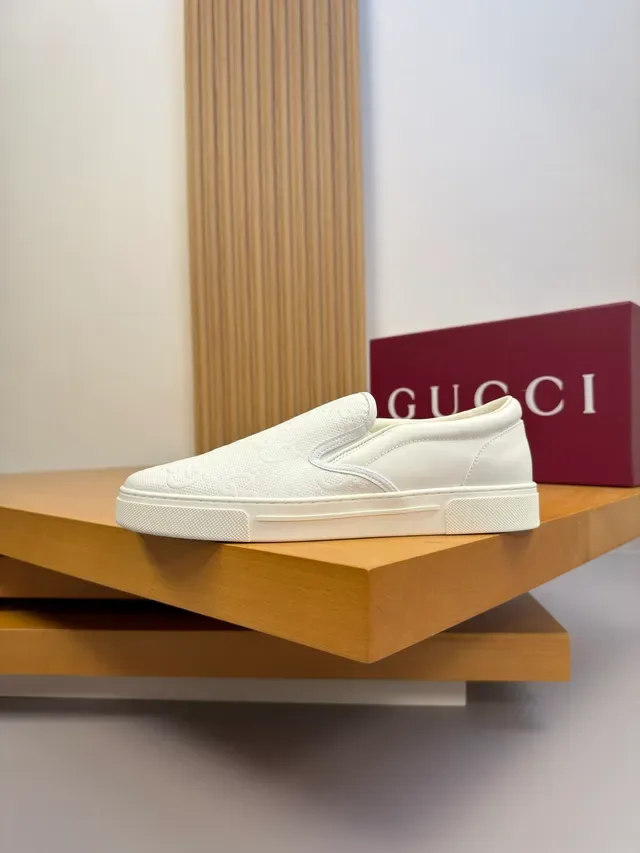 Gucci Tênis Lifestyle Slip-On Branco com Monograma GG Embossado 4