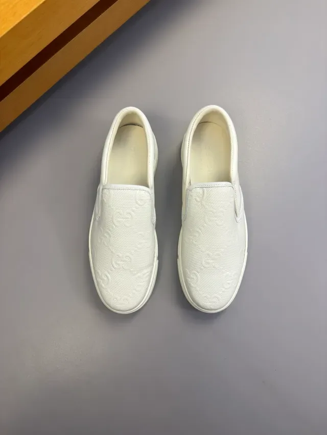 Gucci Tênis Lifestyle Slip-On Branco com Monograma GG Embossado 5