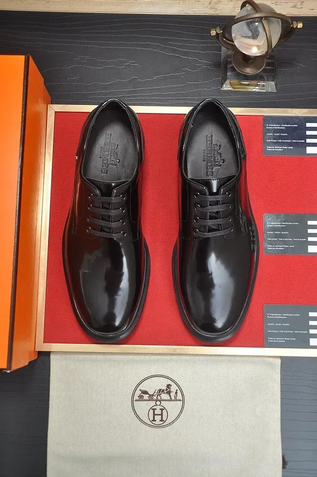 Hermès Chaussures Oxford en Cuir Noir Brillant à Lacets Fermés 2