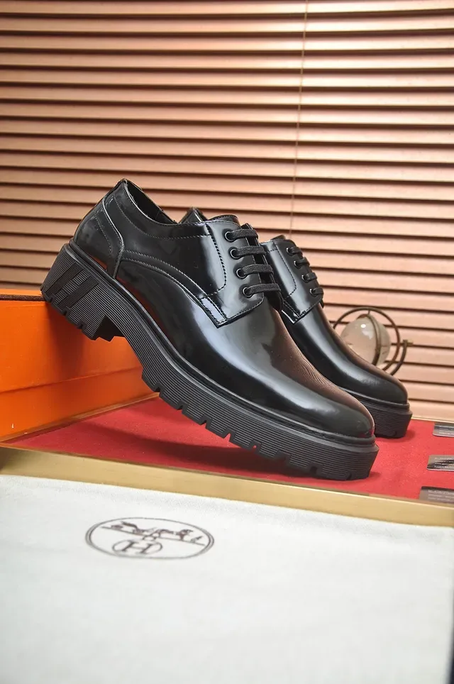 Hermès Chaussures Oxford en Cuir Noir Brillant à Lacets Fermés 3