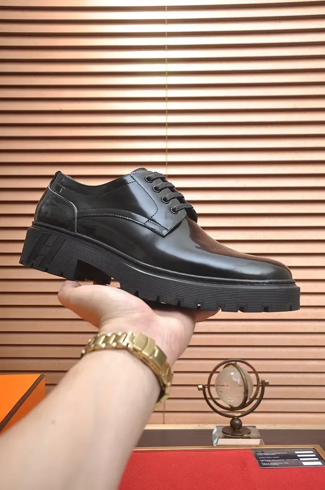 Hermès Chaussures Oxford en Cuir Noir Brillant à Lacets Fermés 4