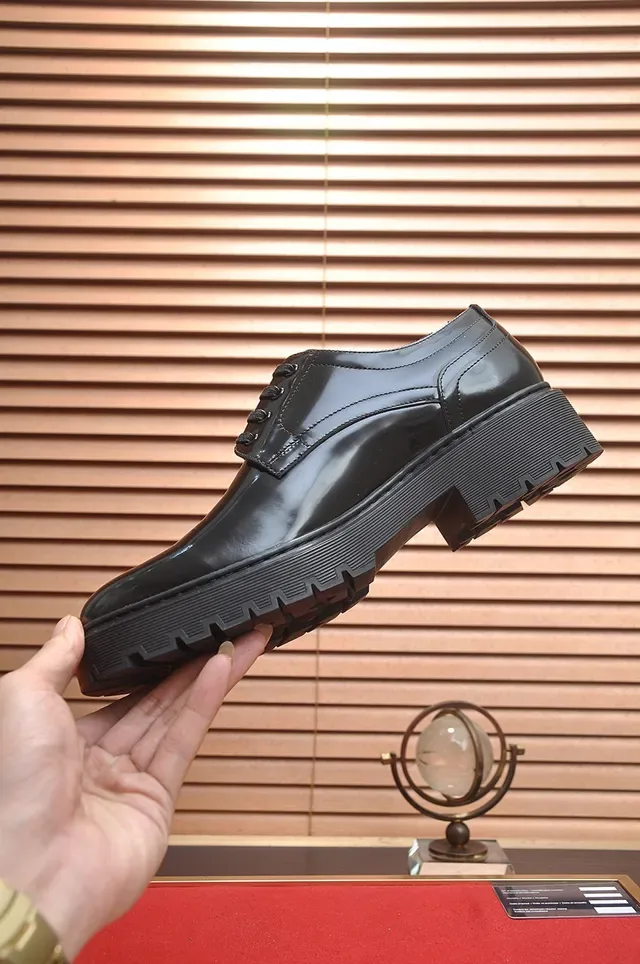 Hermès Chaussures Oxford en Cuir Noir Brillant à Lacets Fermés 5