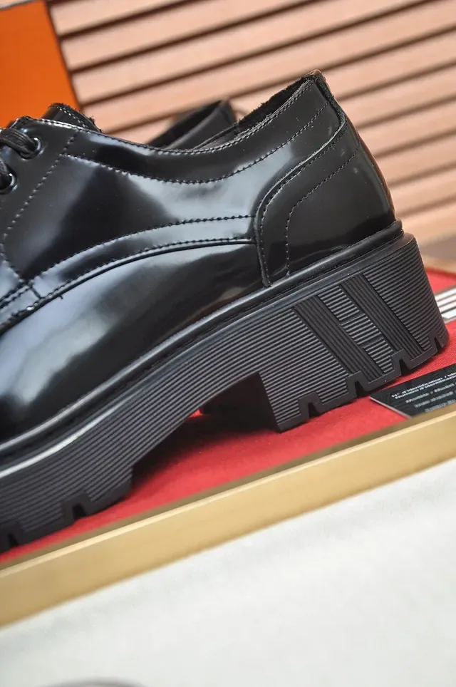 Hermès Chaussures Oxford en Cuir Noir Brillant à Lacets Fermés 9