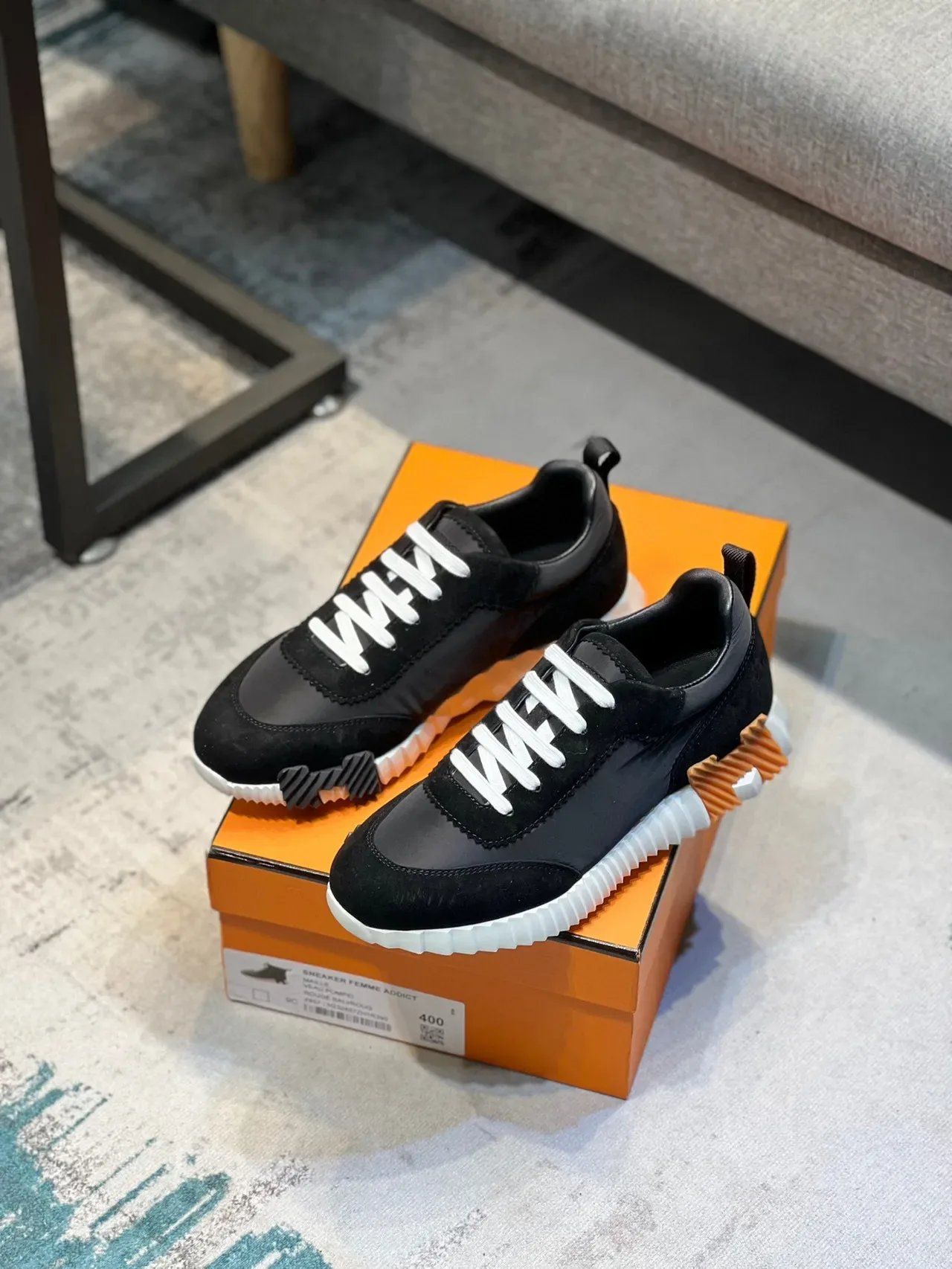 Hermès Sneakers Noir Orange en Suède et Nylon Lacets Blancs Style Lifestyle 2