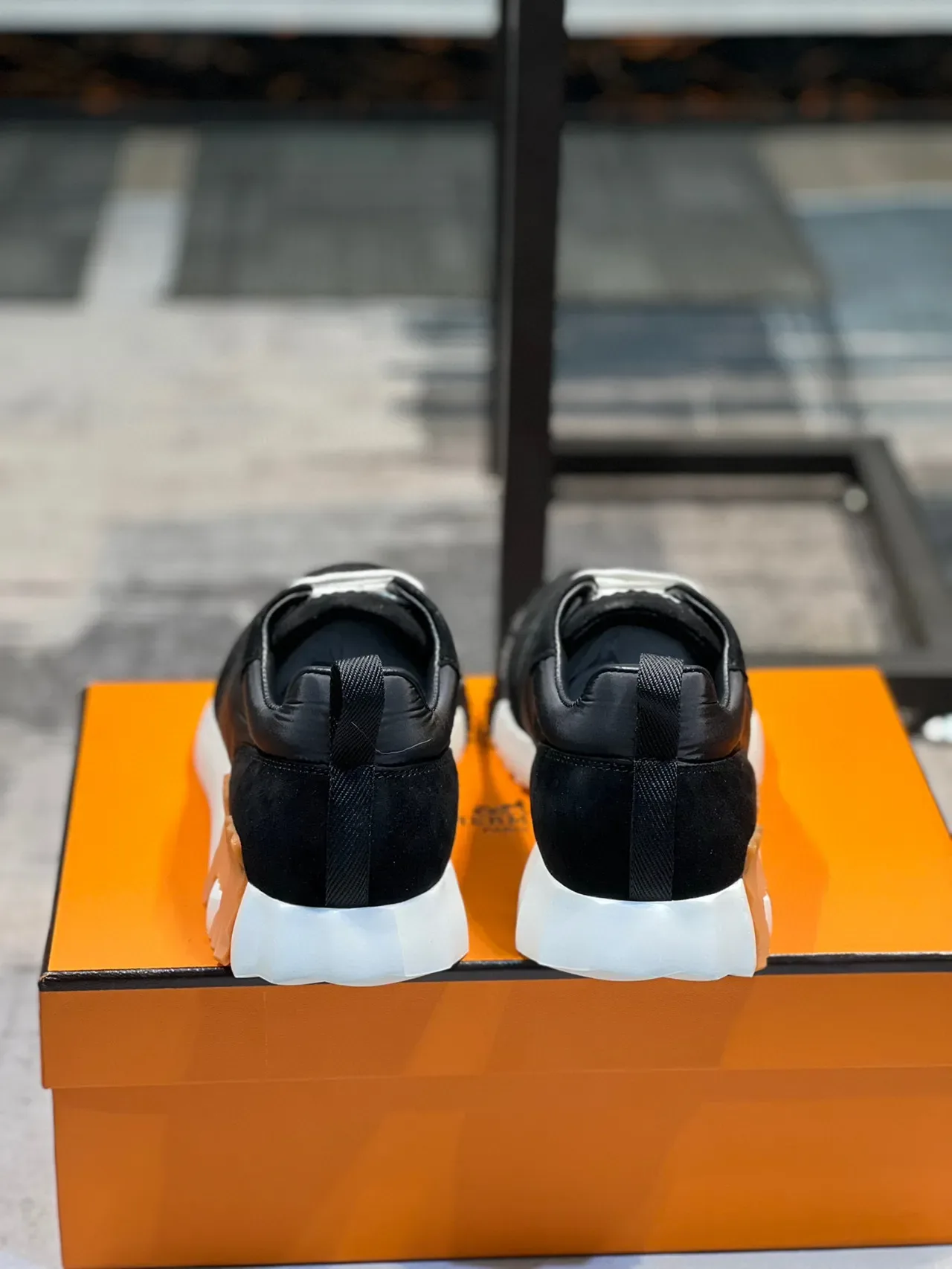 Hermès Sneakers Noir Orange en Suède et Nylon Lacets Blancs Style Lifestyle 3