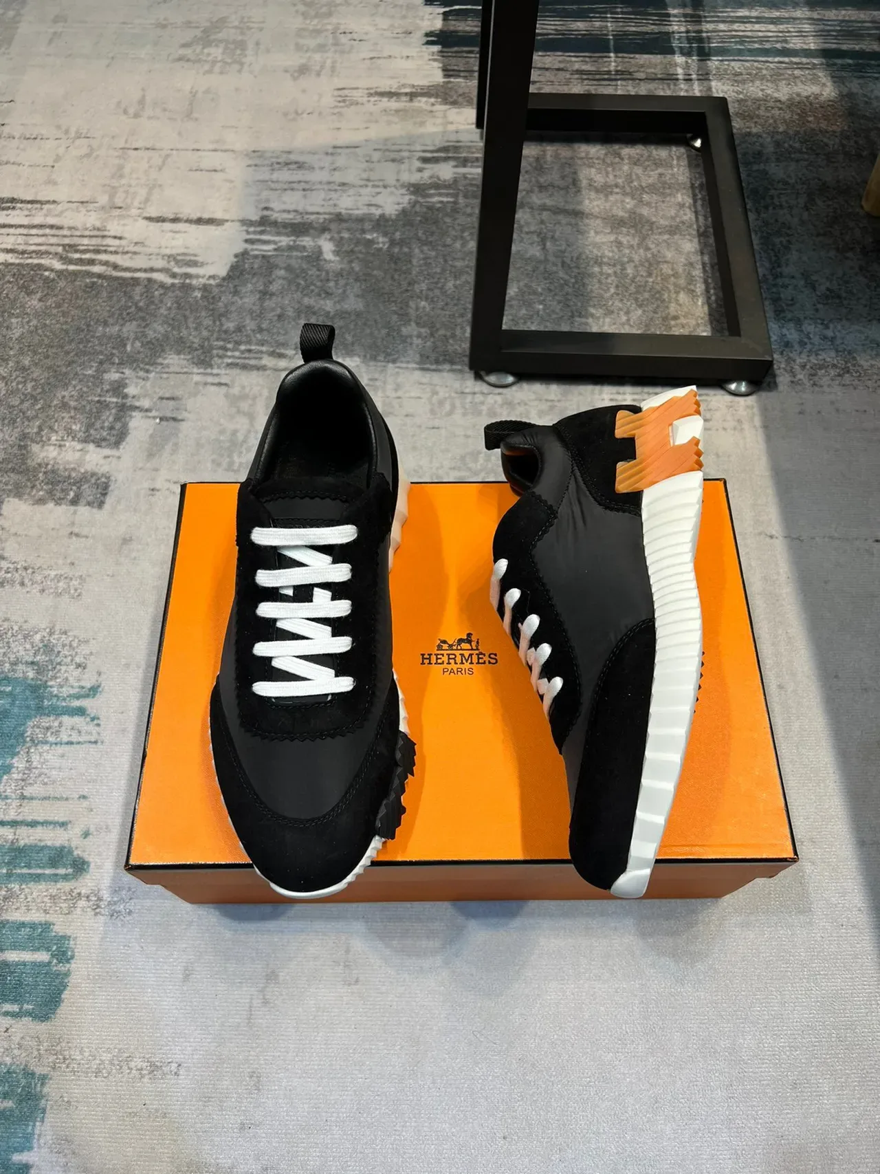 Hermès Sneakers Noir Orange en Suède et Nylon Lacets Blancs Style Lifestyle 5