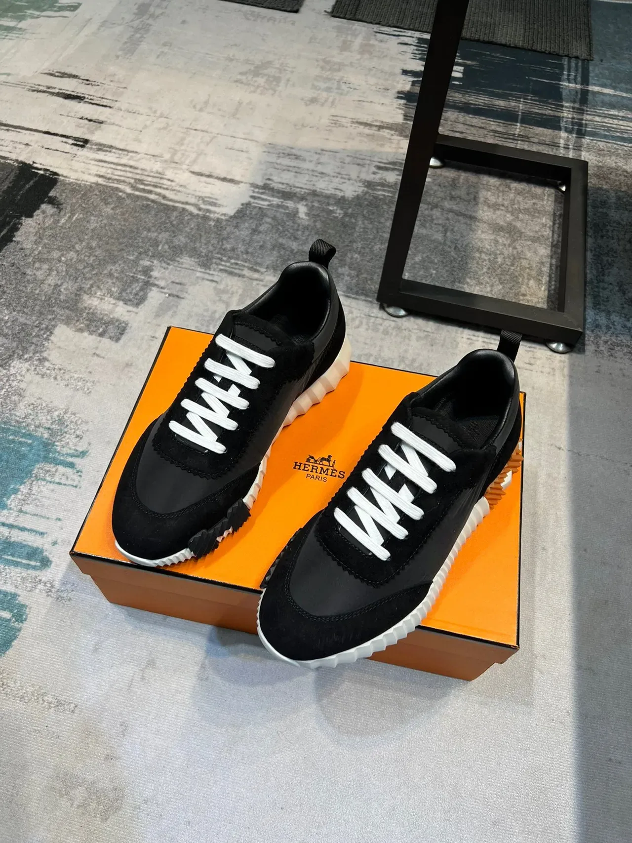 Hermès Sneakers Noir Orange en Suède et Nylon Lacets Blancs Style Lifestyle 6