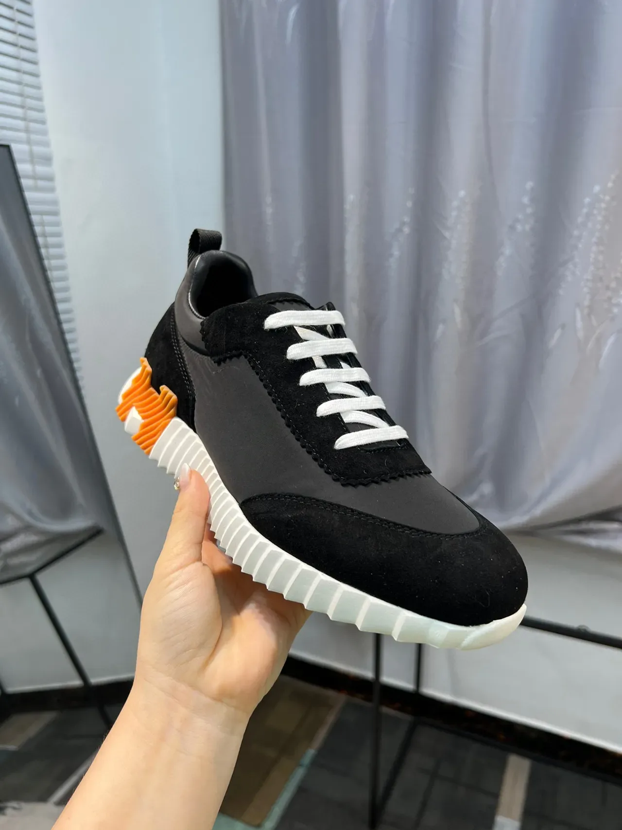 Hermès Sneakers Noir Orange en Suède et Nylon Lacets Blancs Style Lifestyle 7