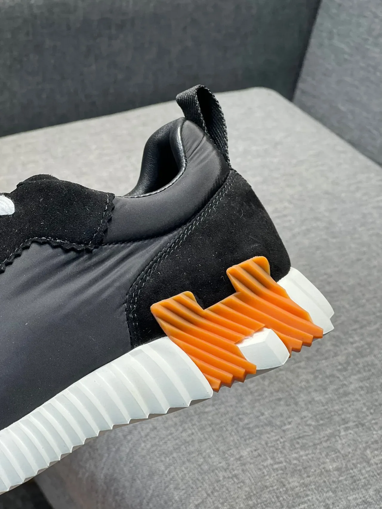 Hermès Sneakers Noir Orange en Suède et Nylon Lacets Blancs Style Lifestyle 8