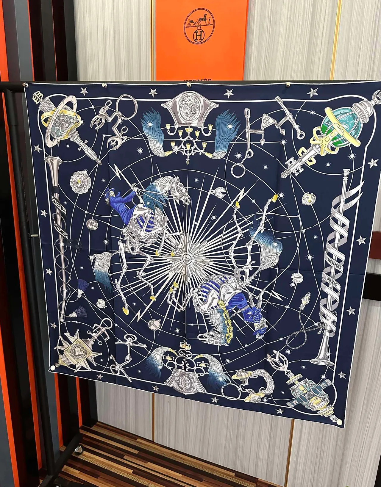 Hermès Carré Bleu Marine Impression Motif Céleste Écharpe en Soie 3