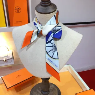 Hermès Carré नारंगी नीली ज्यामितीय अश्वारोही प्रिंट जीवंत बहुरंगीन किनारा रेशम स्कार्फ