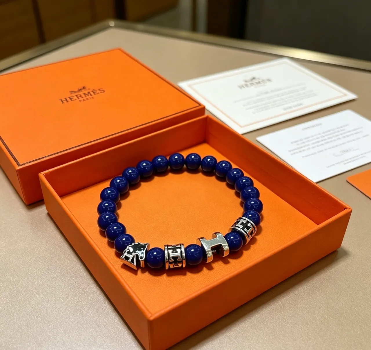 Hermès Pulseira Charme Miçangas Azul Cobalto Tom Prateado H e Charme Cavalo Pulseira 4