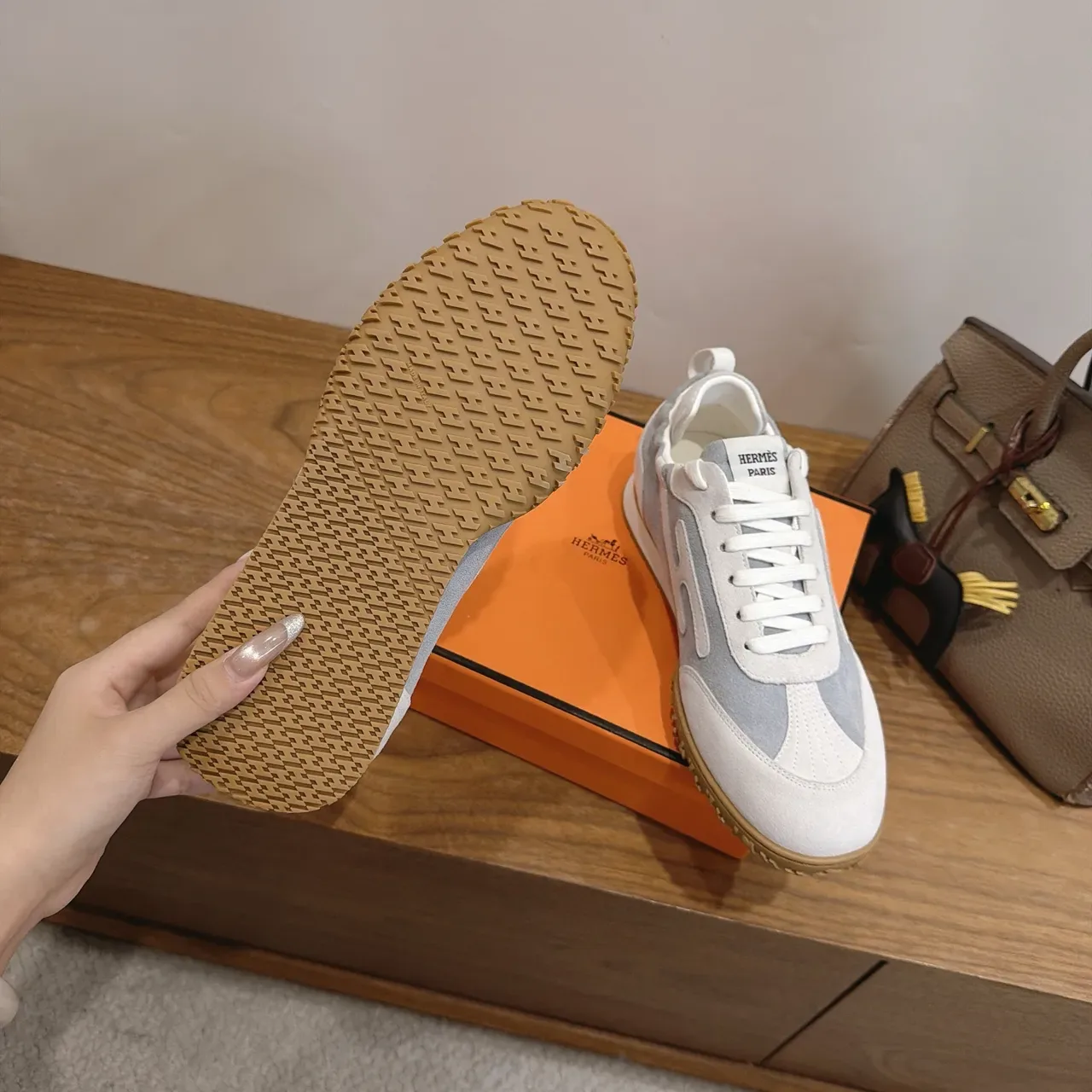 Hermès Gris Blanc Retro Runner Silhouette Deux Tons Et Upper Style De Vie Sneakers 4