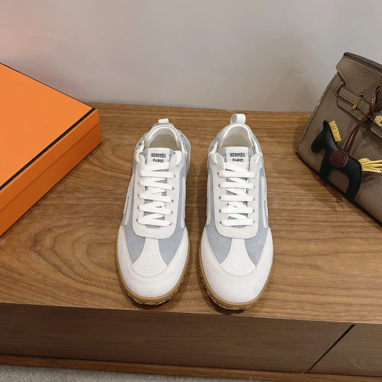 Hermès Gris Blanc Retro Runner Silhouette Deux Tons Et Upper Style De Vie Sneakers 5