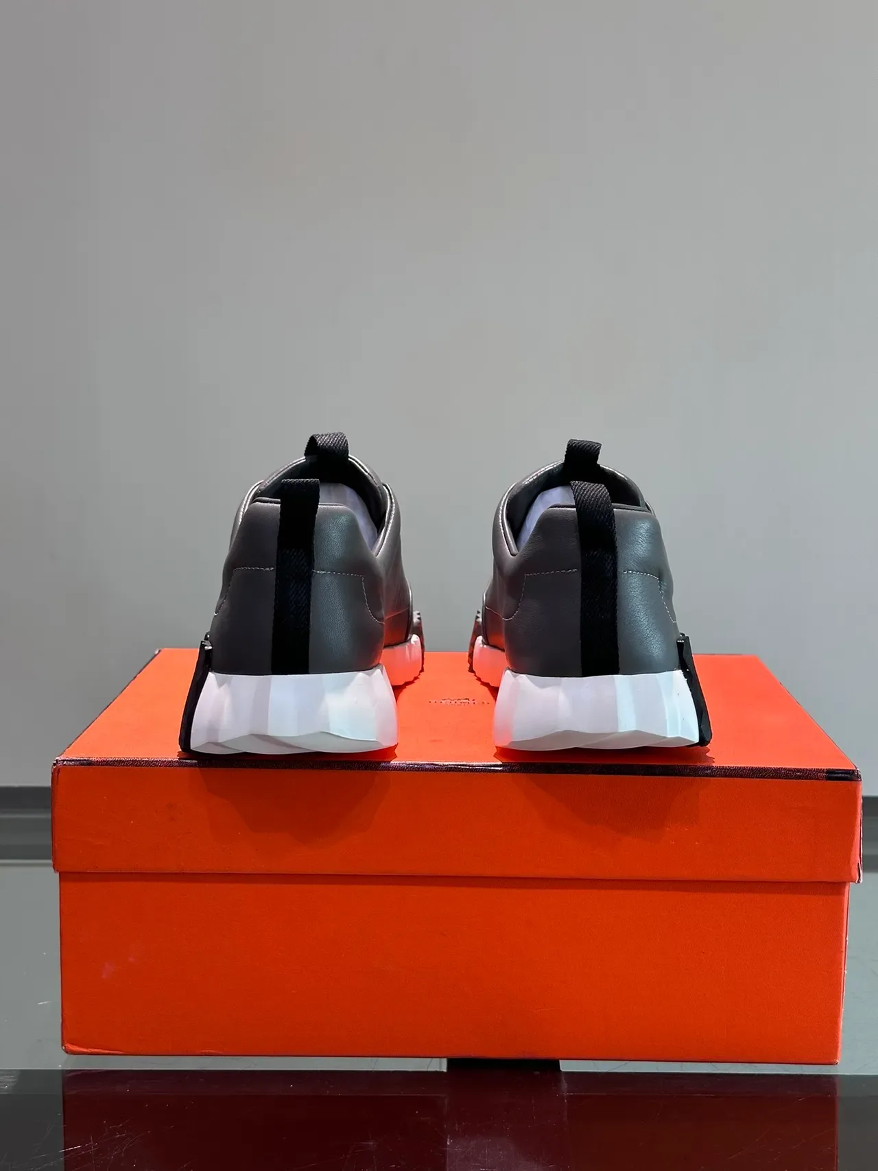 Hermès H-Ride حذاء سينيكرز لايف ستايل رمادي وأبيض جلد 3