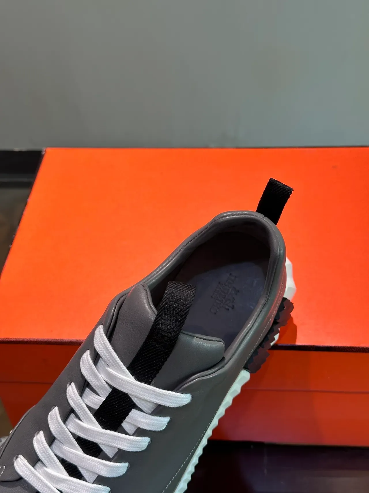 Hermès H-Ride حذاء سينيكرز لايف ستايل رمادي وأبيض جلد 4