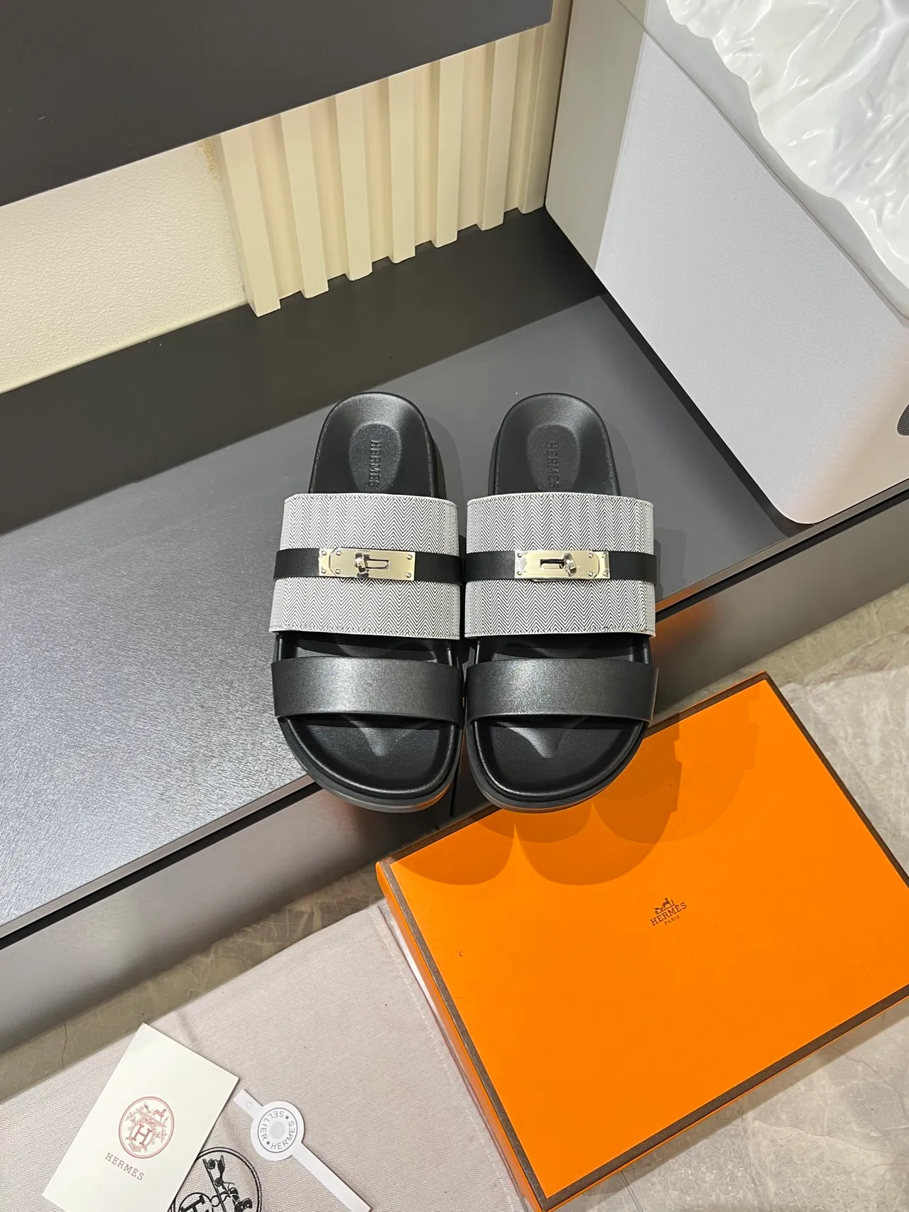 Hermès Oran Black Beige Double sangle Attache en H Sandales 10