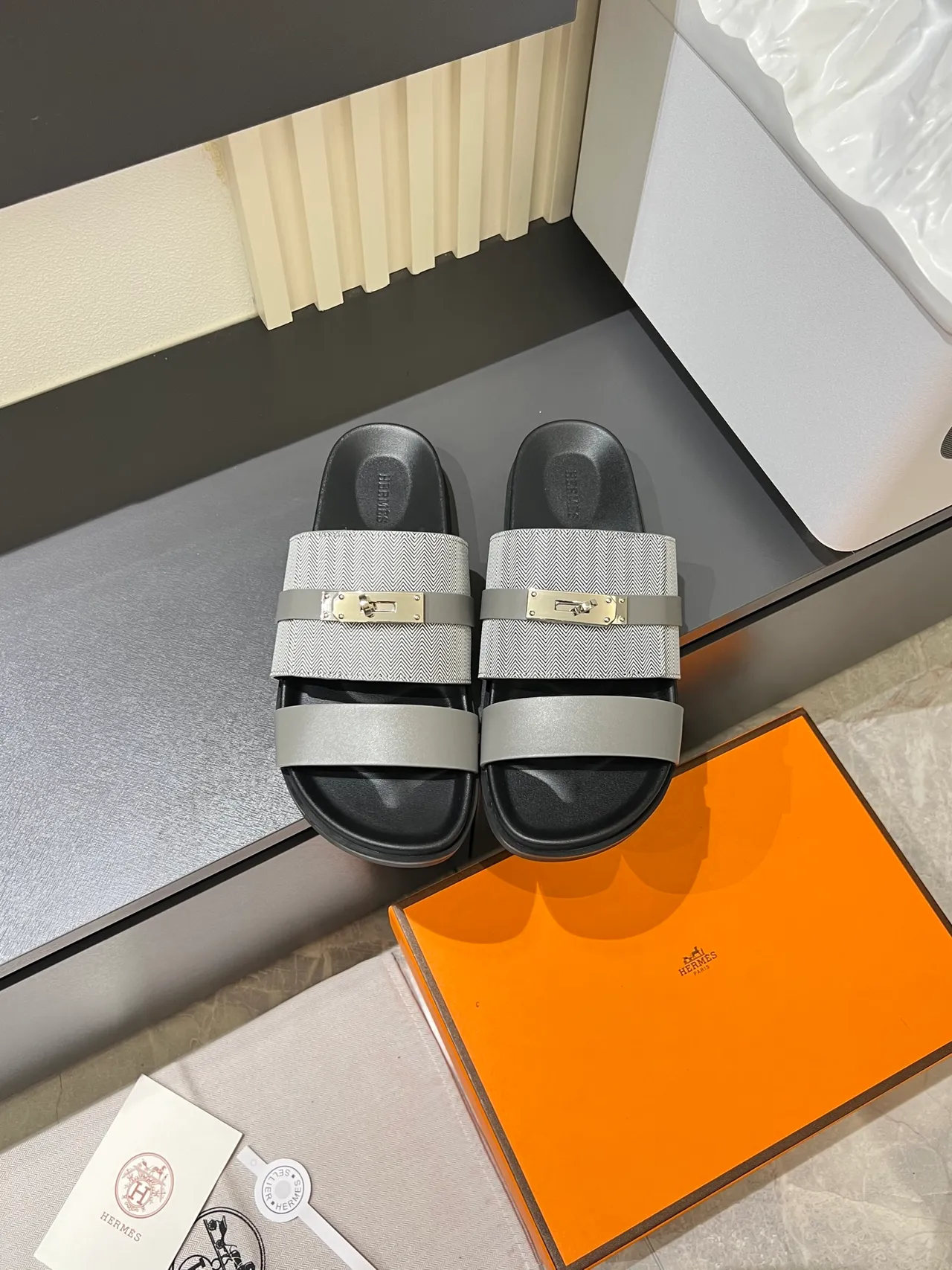 Hermès Oran Black Beige Double sangle Attache en H Sandales 11