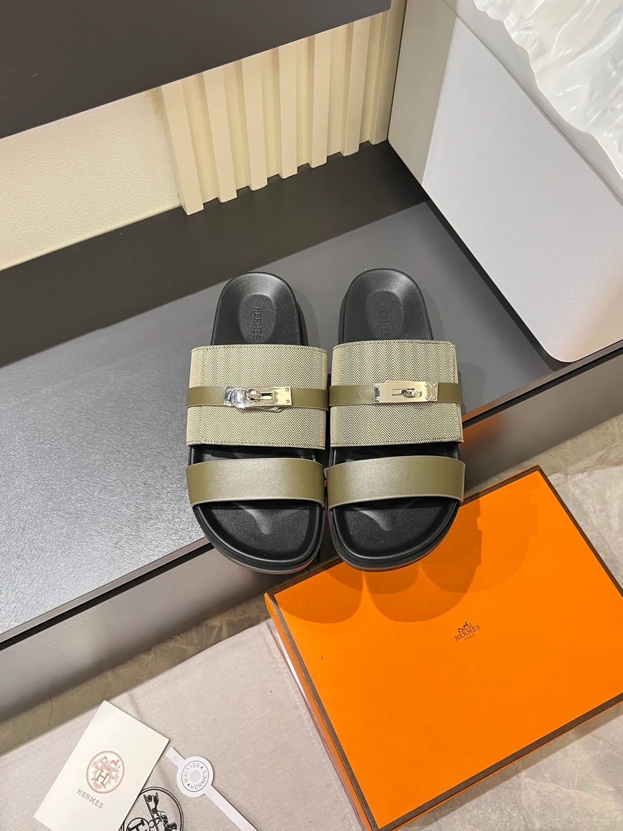 Hermès Oran Black Beige Double sangle Attache en H Sandales 12