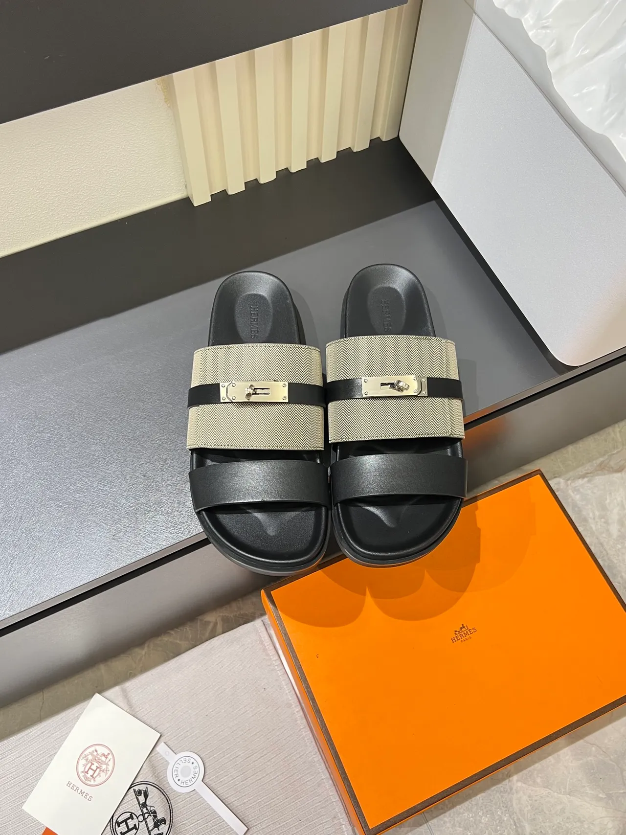 Hermès Oran Black Beige Double sangle Attache en H Sandales 13