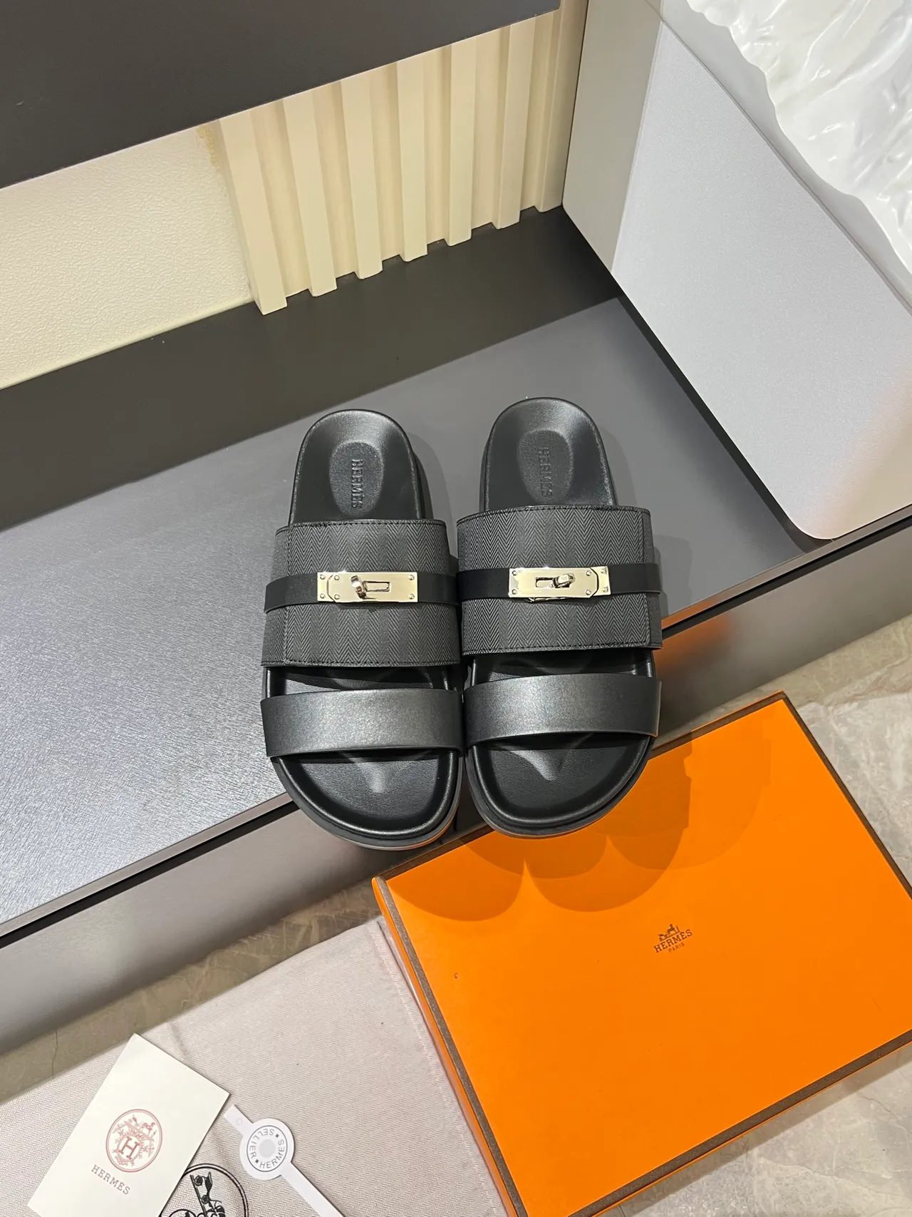 Hermès Oran Black Beige Double sangle Attache en H Sandales 14