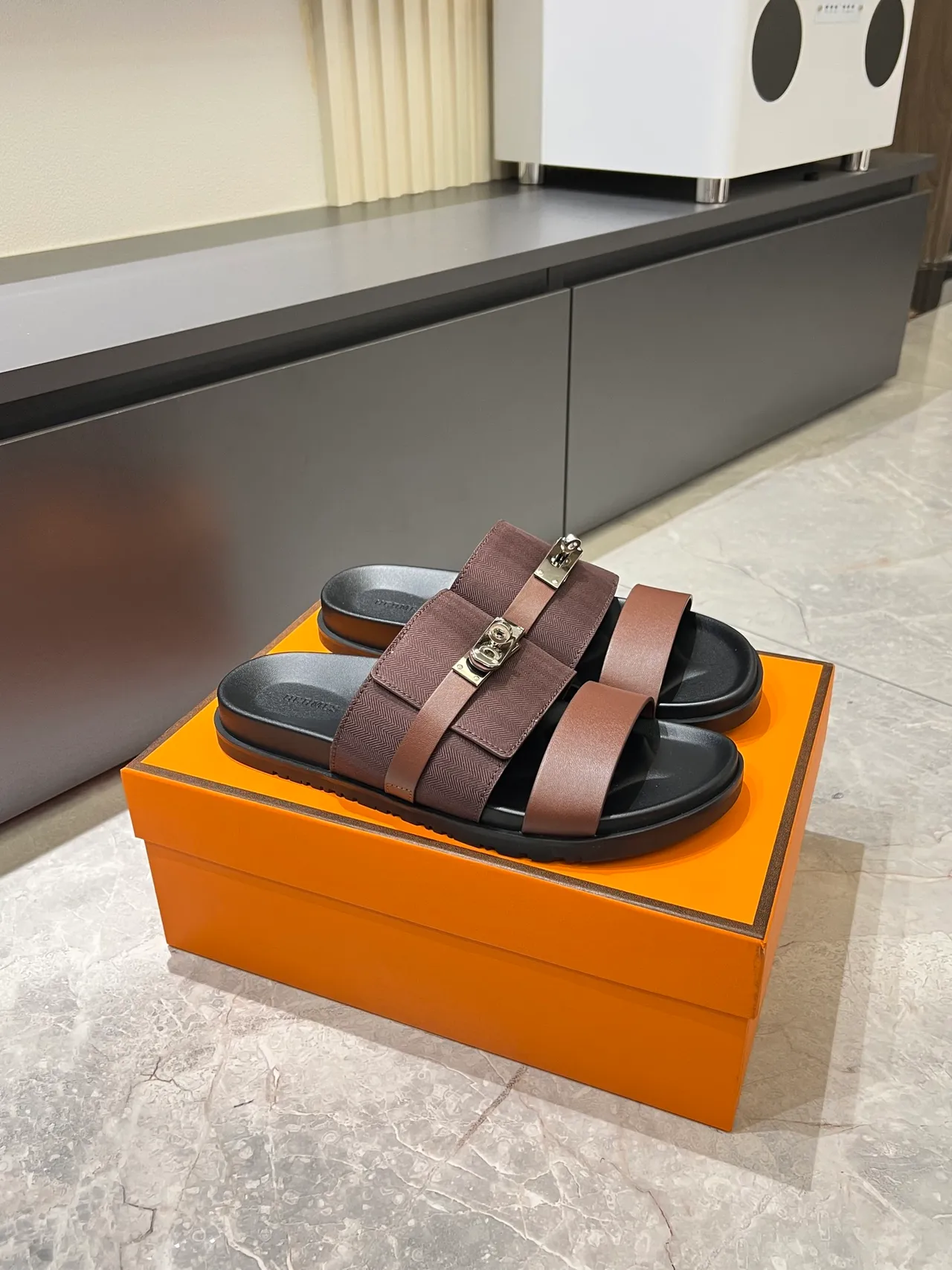 Hermès Oran Black Beige Double sangle Attache en H Sandales 15