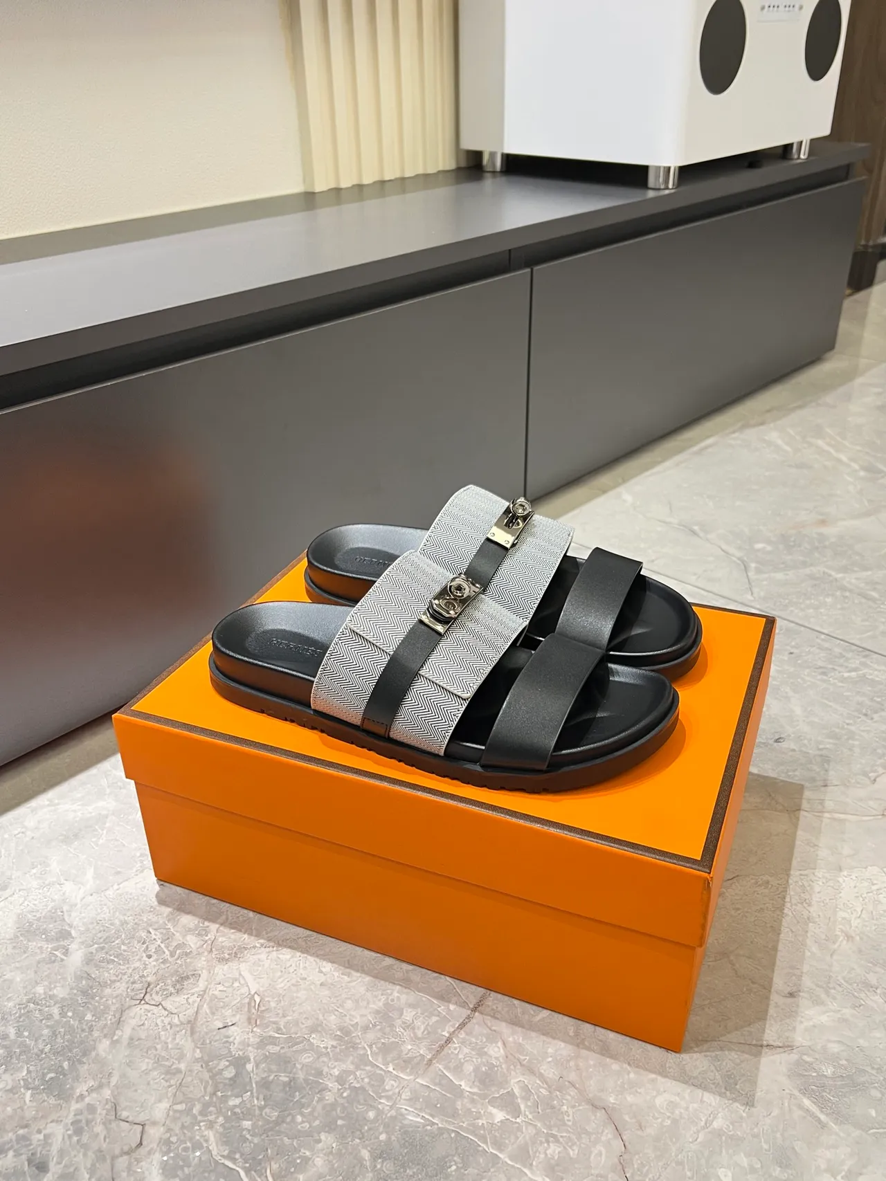 Hermès Oran Black Beige Double sangle Attache en H Sandales 16